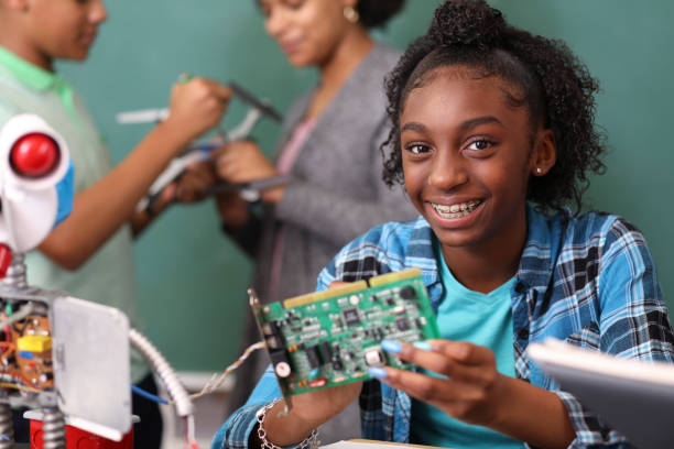 les étudiants d'âge d'école secondaire de junior construisent le robot dans la technologie, classe d'ingénierie. - collège batiment photos et images de collection