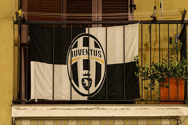 bandiera della juventus squadra di calcio su un balcone - milan juventus foto e immagini stock