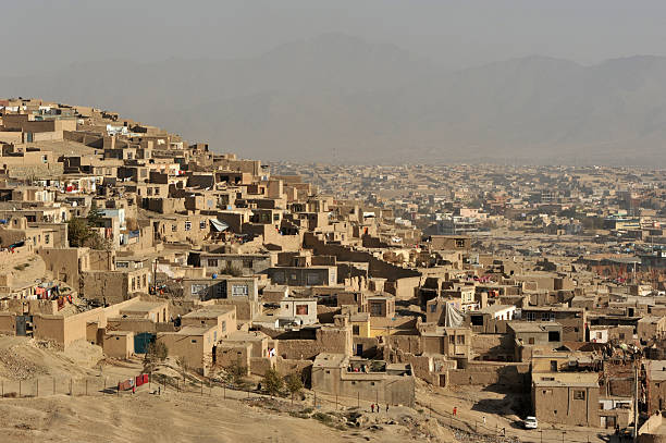 kabul vista a la ciudad, afganistán - afghanistan fotografías e imágenes de stock
