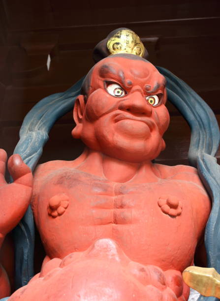 ciudad de kamakura, japón - 04 de agosto de 2017. detalle de la estatua de kongourikishi, uno de los dioses guardianes colocados en la entrada del templo del daibutsu. este templo es uno de los hitos más importantes en japón. estatua del gran buda bronce data de 1252. - ni��o fotografías e imágenes de stock