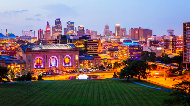 Kansas City, Missouri Skyline at Night (logos blurred) Kansas City, Missouri cityscape skyline as night falls over downtown (logos blurred for commercial use) kansas city missouri stock pictures, royalty-free photos & images