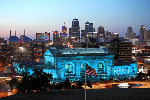 Kansas City Skyline Union Station at Dusk Blue lights on Union Station overland park stock pictures, royalty-free photos & images