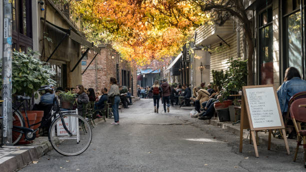karakoy is een van de meest trendy plaatsen in istanbul met moderne cafés en bars - beyoglu stockfoto's en -beelden
