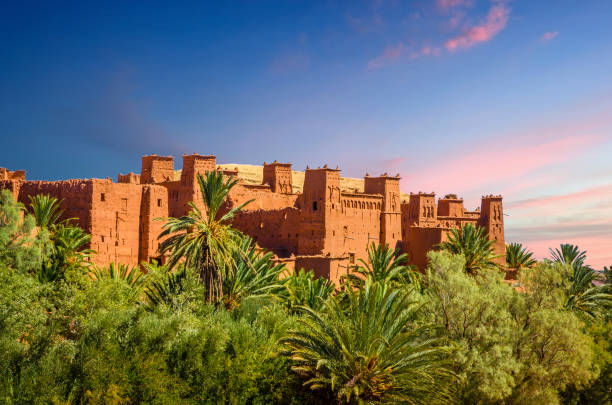 カスバ アイットベン、モロッコのアトラス山脈の近くの砂漠で - 都会　オアシス ストックフォトと画像