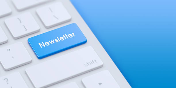 tastatur mit blauer newsletter-taste - digital newsletter stock-fotos und bilder
