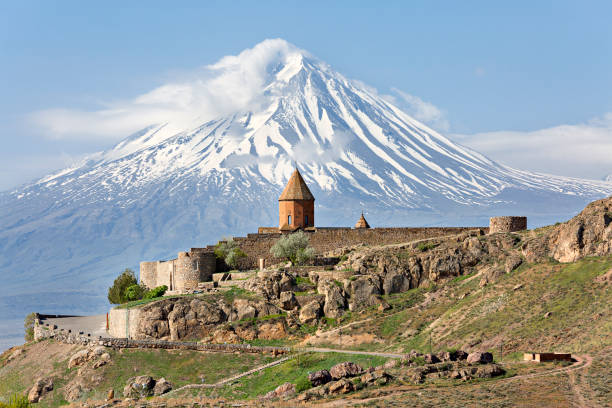 khor virab kerk complex en de berg ararat in turkije, armenië. - armenia stockfoto's en -beelden