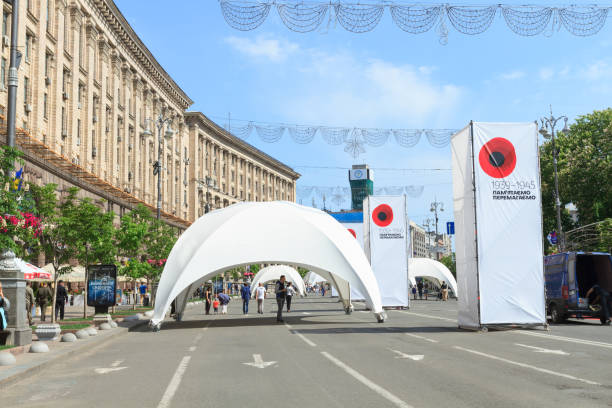 улица хрешчатык в киеве - ukraine eurovision стоковые фото и изображения