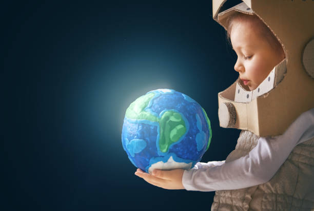 kid with globe. - astronauta green imagens e fotografias de stock