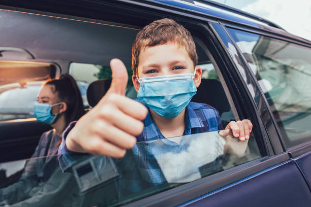 kids are travelling in car during coronavirus outbreak - family car imagens e fotografias de stock