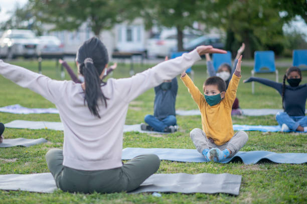 kids in outdoor fitness class at school - yoga crianças imagens e fotografias de stock