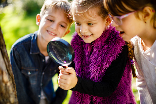 虫眼鏡の子どもたち - キャンプするのストックフォトや画像を多数ご用意 - iStock