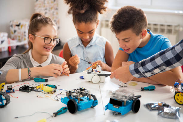 kinderen werken aan een robot ontwerp - future kids stockfoto's en -beelden