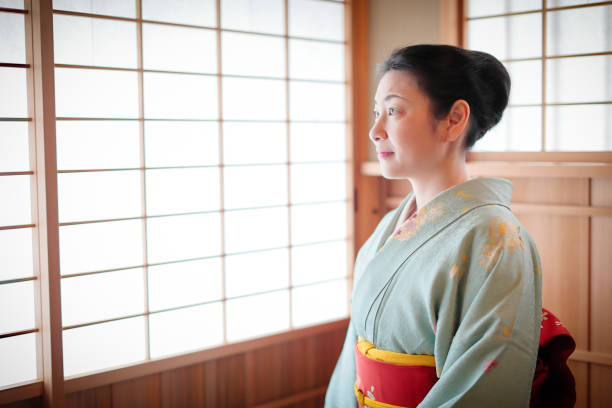 京都で着物と日本人女性 - 茶室 ストックフォトと画像