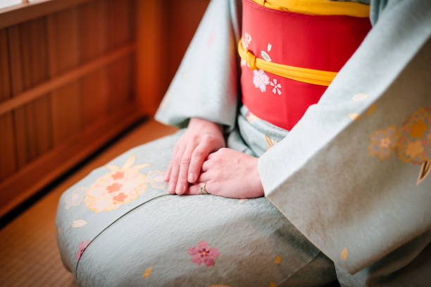 京都で着物と日本人女性 - 着物 ストックフォトと画像