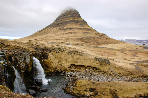 Kirkjufellsfoss 滝、Kirkjufell 山、raincloud、秣場、アイスランド - ストックフォト・写真素材...