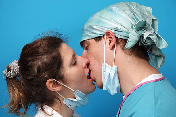 Любовь с врачом. Медики пары. Влюбленные медики. Поцелуй с врачом. Врач любовь.