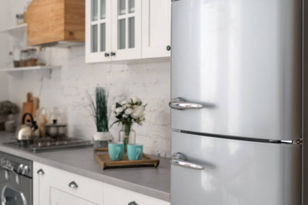 keuken thuis met wit modern interieur - fridge stockfoto's en -beelden