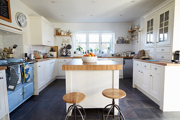 contemporânea cozinha em casa da família - family modern house window imagens e fotografias de stock