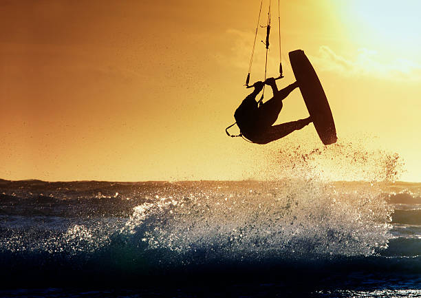 kite surfer in action - badstrand sommar sverige bildbanksfoton och bilder