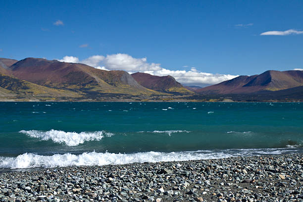 Kluane Lake, Kluane National Park, Yukon, Canada Blue green waves breaking on the gravel shore of Kluane Lake, Kluane National Park, Yukon, Canada yt stock pictures, royalty-free photos & images