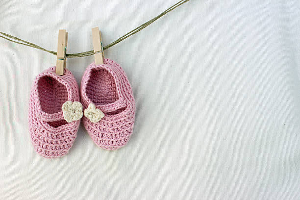gestrickte rosa baby sandalen - weibliches baby stock-fotos und bilder
