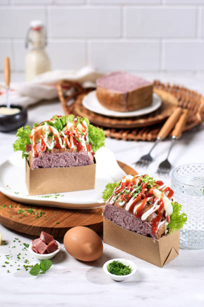 korean sandwich purple bread (egg drop) dengan telur, selada, mayonaise, keju, peterseli, saus. disajikan dengan susu. konsep latar belakang putih untuk bakery atau iklan - korean sweet potato bread potret stok, foto, & gambar bebas royalti