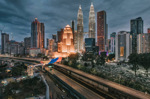 Kuala Lumpur Cityscape at night with saloma bridge connection in between old town and new city buildings across highway Kuala Lumpur Cityscape at night with bridge connection in between old town and new city buildings across highway Industries In Malaysia stock pictures, royalty-free photos & images