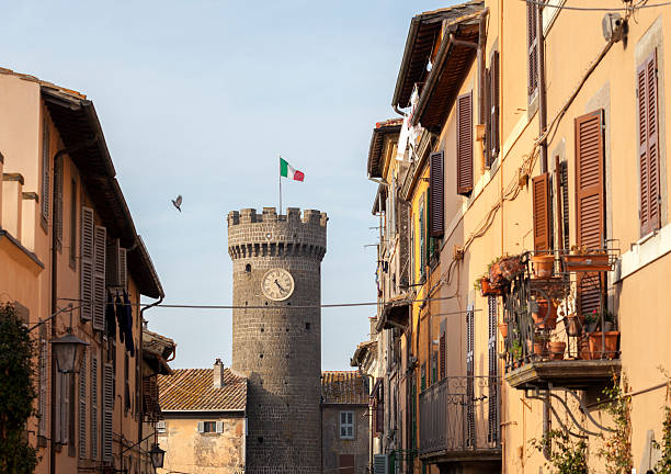 la torre di bagnaia and idyllic balcony, lazio italy - bagnaia 個照片及圖片檔