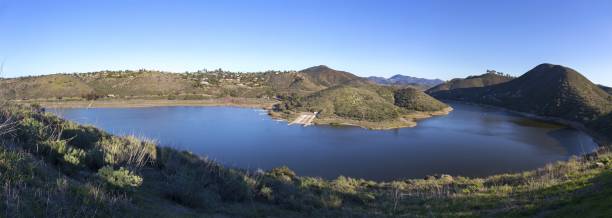 paisaje panorámico del lago hodges desde fletcher point en el parque fluvial de san dieguito - lake hodges fotografías e imágenes de stock