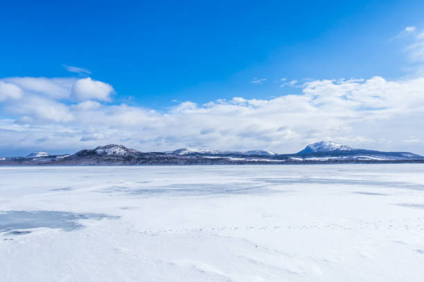 sjön kussharo (akan mashu national park), hokkaido, japan. - ice bath in natural frozen lake bildbanksfoton och bilder