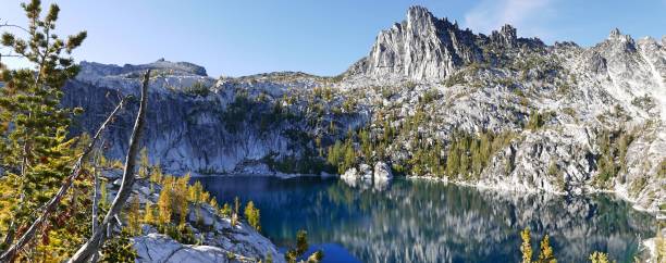 Lake Viviane in fall Lake Viviane in fall coulours- the Enchantments, Leavenworth, Washington alpine lakes wilderness stock pictures, royalty-free photos & images