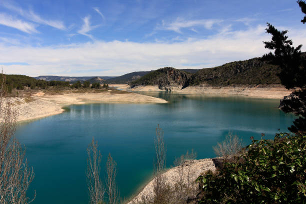 푸른 하늘과 하얀 구름이 있는 호수, 부엔디아, 쿠엔카, 스페인 - buendia 뉴스 사진 이미지