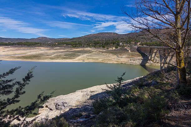 lake with blue sky and white clouds, buendia, cuenca, spain - buendia 個照片及圖片檔