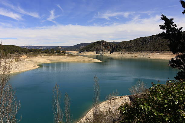 озеро с голубое небо и белые облака, буэндиа, куэнка, испания - buendia стоковые фото и изображения