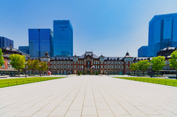 緊急宣言下の東京駅の景観 - 東京駅 ストックフォトと画像