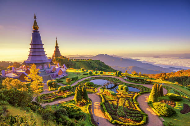 landschap van twee pagode (noppha methanidon-noppha phon phum siri stoepa) in een berg van de inthanon, chiang mai, thailand - bangkok stockfoto's en -beelden