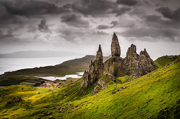 landscape view at old man of storr rock formation, scotland - isle of skye stockfoto's en -beelden