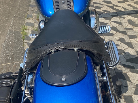 Looking at the saddle from behind a large classic American-style motorcycle, shooting record June 10, 2021 Kumegawa Shopping Street, Higashimurayama City, Tokyo, Japan.