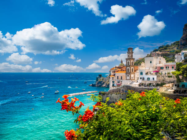 Vista Panorámica De La Costa De Amalfi Atrani Italia - Banco de fotos e  imágenes de stock - iStock