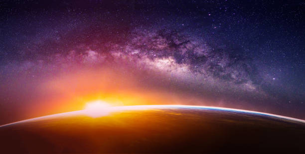 krajobraz z galaktyką drogi mlecznej. wschód słońca i widok na ziemię z kosmosu z galaktyką drogi mlecznej. (elementy tego obrazu dostarczonego przez nasa) - brzask zdjęcia i obrazy z banku zdjęć