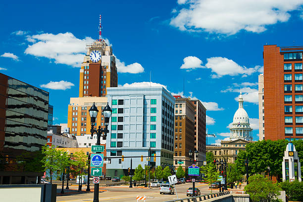 lansing downtown skyline with the michigan state capitol - michigan 個照片及圖片檔