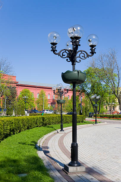 фонарь в парк - shevchenko стоковые фото и изображения