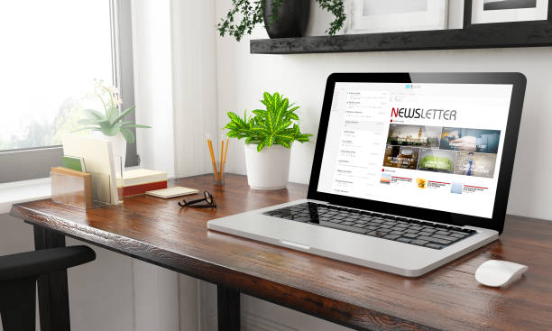 laptop im home-office-newsletter - digital newsletter stock-fotos und bilder