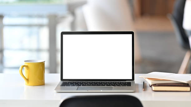 흰색 빈 화면 디스플레이 및 사무실 장비와 노트북은 현대적인 사무실 배경 위에 흰색 사무실 책상에 넣어. - 노트북 이미지 뉴스 사진 이미지