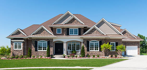 large american detached home with garden and blue sky - bakstenen huis stockfoto's en -beelden