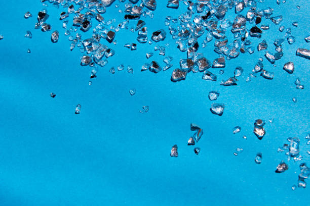 stora kristaller av havssalt på en blå bakgrund. gratis kopieringsutrymme. abstrakt liten ljus textur kristall. - ice bath ocean bildbanksfoton och bilder