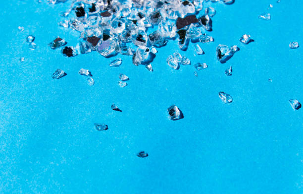 stora kristaller av havssalt på en blå bakgrund. gratis kopieringsutrymme. abstrakt liten ljus textur kristall. - ice bath ocean bildbanksfoton och bilder