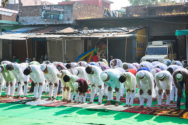 grande gruppo di persone pregare namaz su eil-al-adha - salah foto e immagini stock