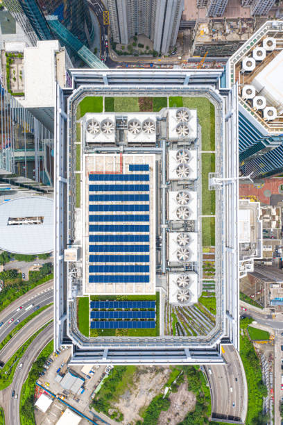 grote groep zonnepanelen op het dak van een industrieel gebouw - zonnepanelen warehouse stockfoto's en -beelden