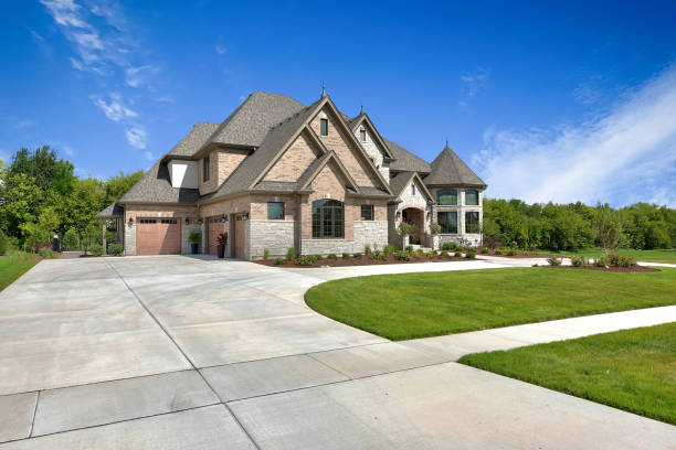 Large home with driveway leading to three car garage Exquisite craftsmanship on newly built Tour home in Illinois midwest usa stock pictures, royalty-free photos & images